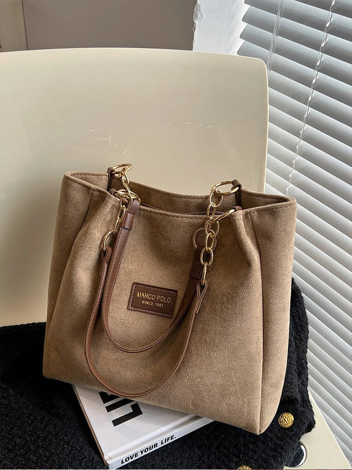 Geräumige Damen Shopper Tragetasche in Khaki, vielseitig nutzbar als Reisetasche oder elegantes Mode-Accessoire.