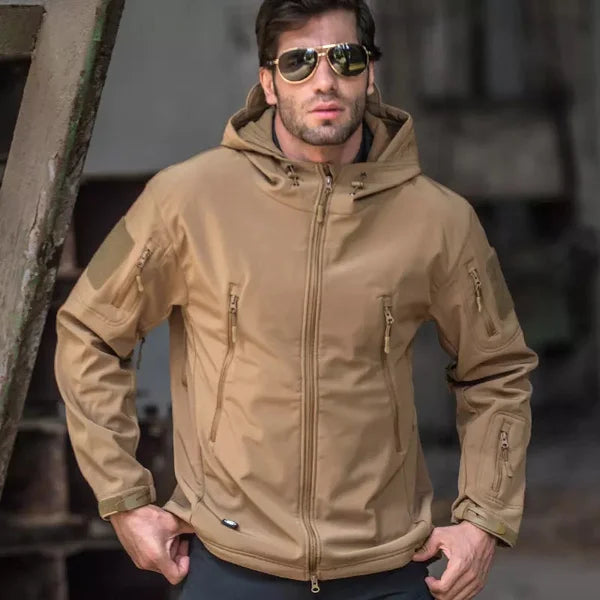 Rückenansicht der modernen Herren Militärjacke, perfekt als Übergangsjacke für Herbst und Frühling geeignet.