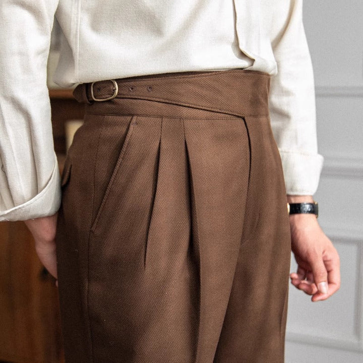 Zeitlose Herrenhose mit eleganter Schnalle, ein Must-have für jede Herrenmode Garderobe.
