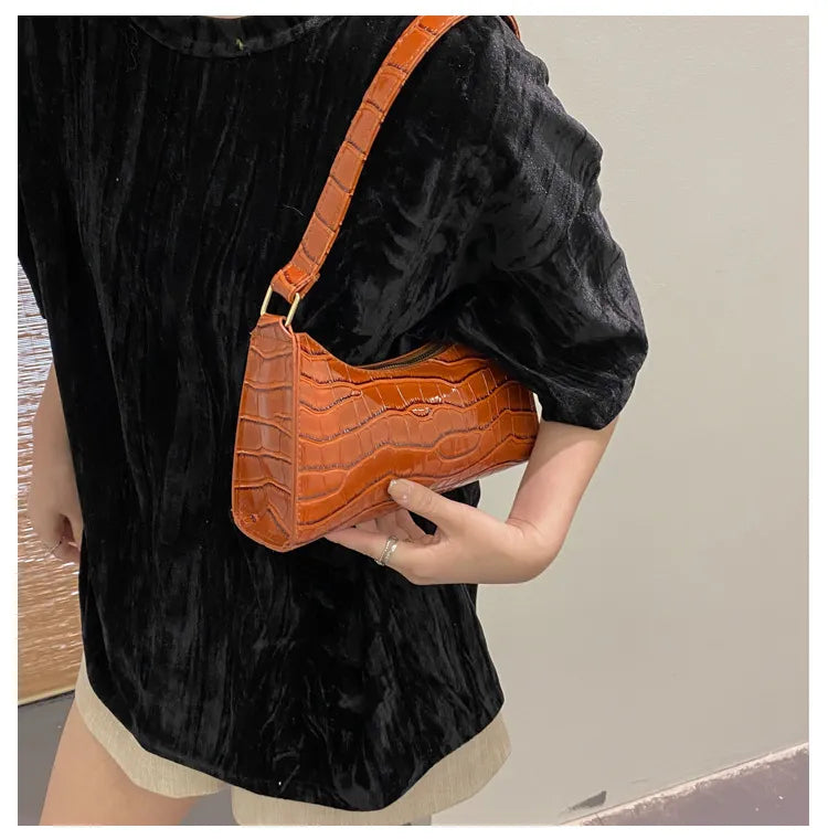 Damen Umhängetasche „Retro Chic“ in leuchtendem Türkis, ein farbenfrohes Statement für Modebewusste.