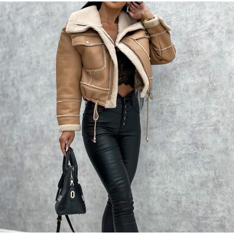 Hochwertiger Damen Wintermantel in eleganter Farbe, warmes Shearling-Material für luxuriöse Wintermode.