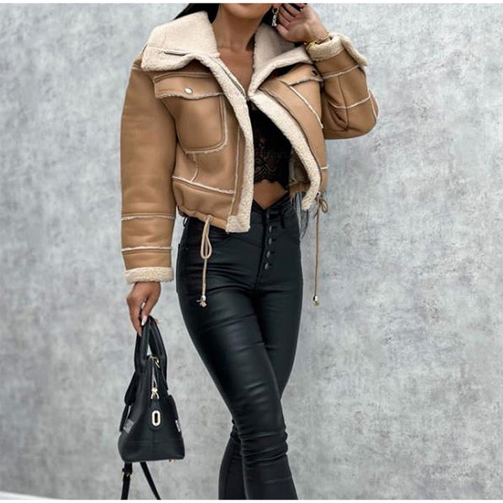 Hochwertiger Damen Wintermantel in eleganter Farbe, warmes Shearling-Material für luxuriöse Wintermode.