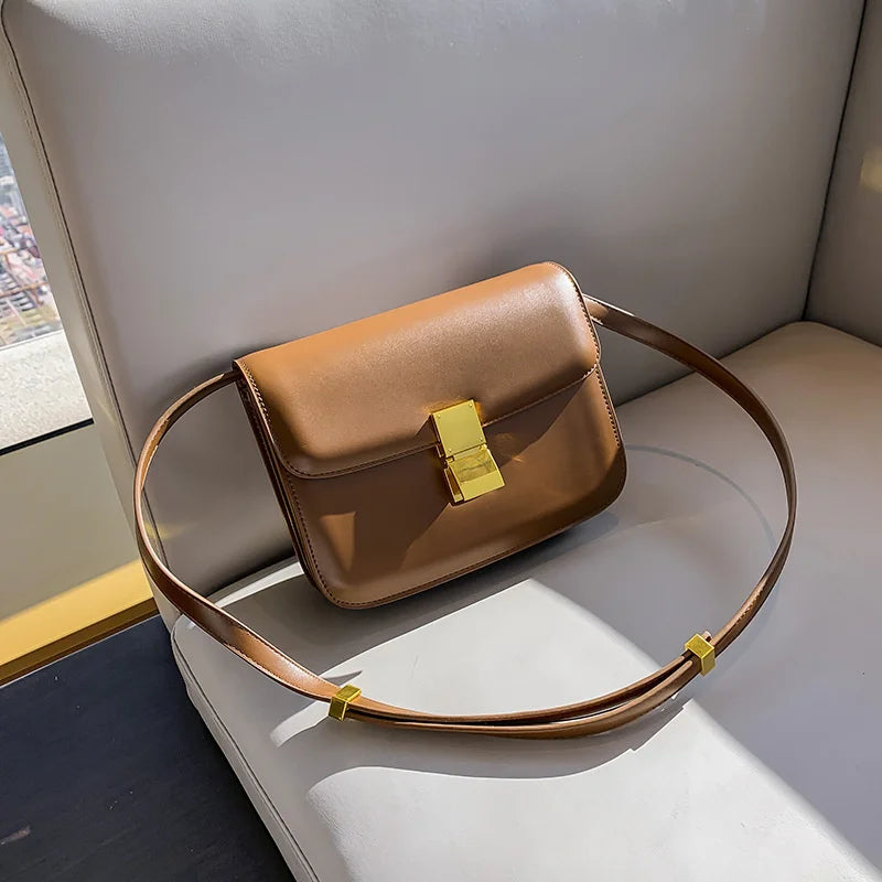 Luxuriöse dunkelrote Designer Tofu-Tasche für Damen. Edle Umhängetasche als Accessoire.