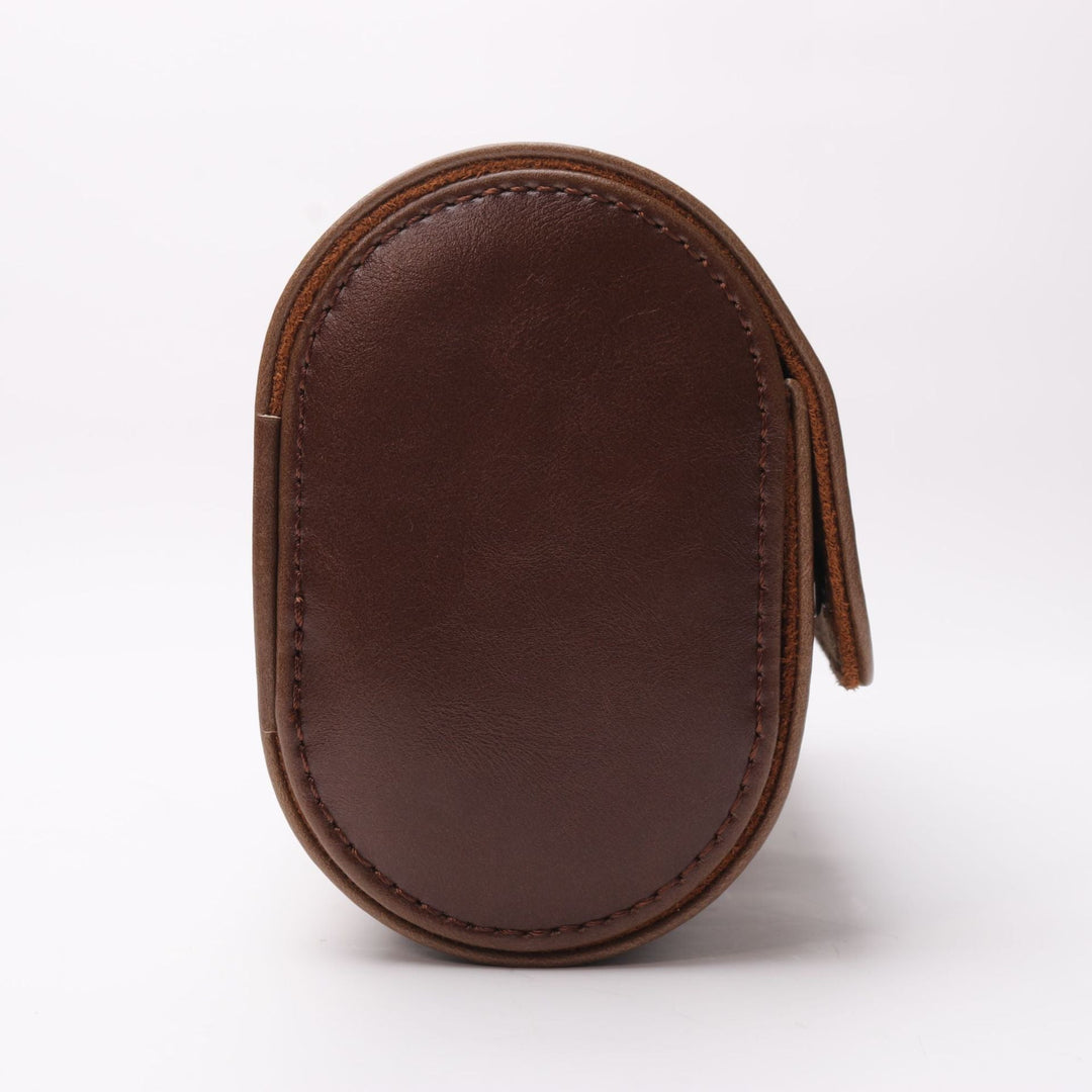 Eleganter Vintage Uhren-Organizer auf einem Tisch. Stilvolle Aufbewahrung für Uhren und Schmuck, Organisationslösung.