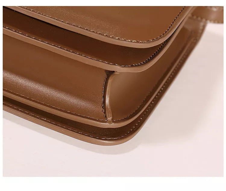 Bliss Tofu-Tasche in Dunkelrot, eine stilvolle kleine Designer Damen Umhängetasche.