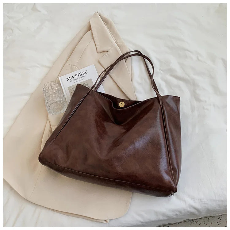 Nahaufnahme der eleganten Damen Handtasche, zeigt die feine Textur des veganen Leders.