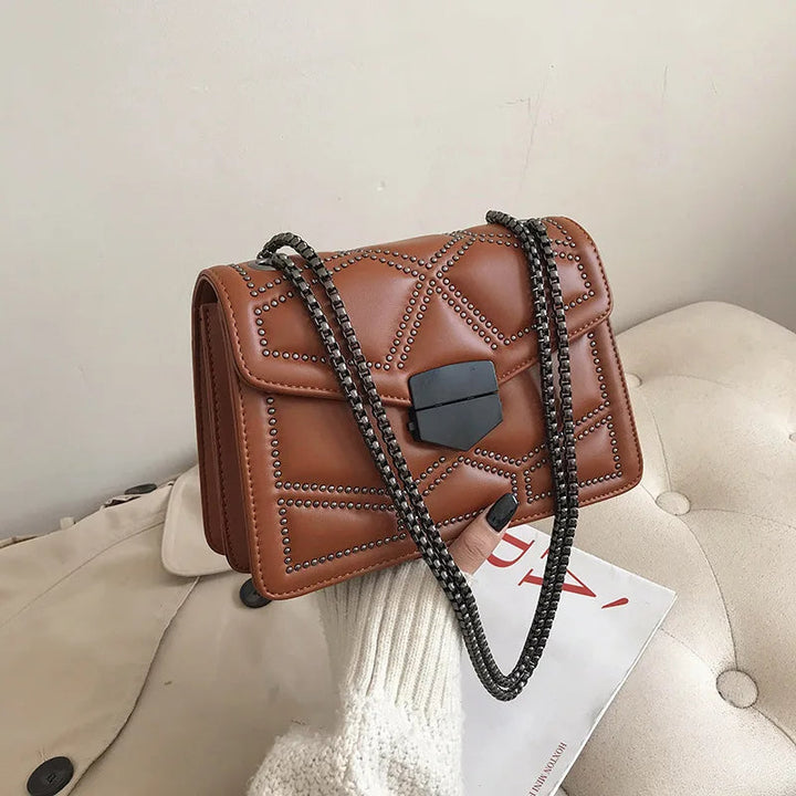 Modische kleine Umhängetasche für Frauen, mit Nieten verziert. Vielseitig für jeden Anlass, schick & elegant.