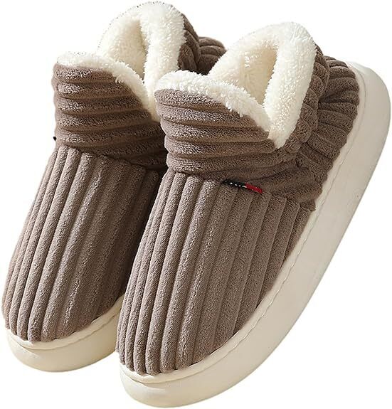 Ein Paar trägt die warmen Sena Unisex Slipper zuhause, genießt Gemütlichkeit und Entspannung im Winter.
