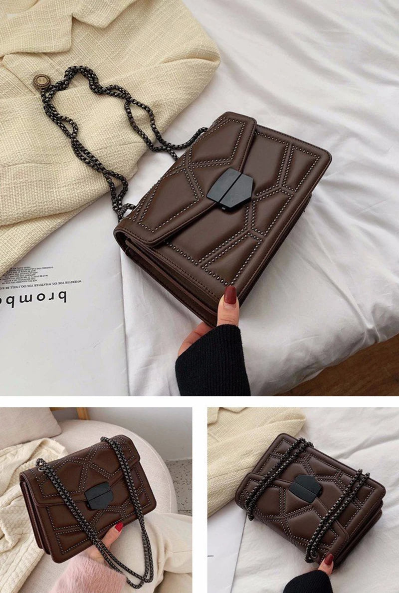 Damen Handtasche mit Nieten-Akzenten, im Crossbody-Stil. Klein, aber geräumig genug für das Nötigste.