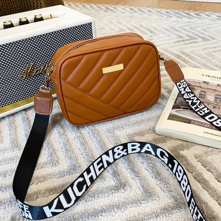 Praktische Damen Alltagstasche. Kleine Zip 'n Go Umhängetasche mit Reißverschluss, ideal als modisches Accessoire.