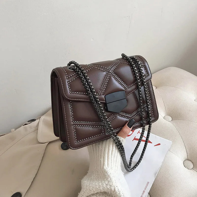 Elegante Crossbody-Tasche für Damen mit auffälligen Nieten und schicker Kette. Perfekt für den Trend-Look.