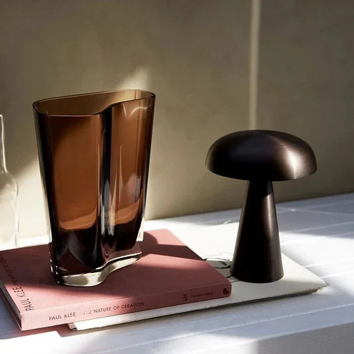 Hochwertige Metall-Tischlampe in Gold & Bronze, kabellos für stilvolle Beleuchtung.