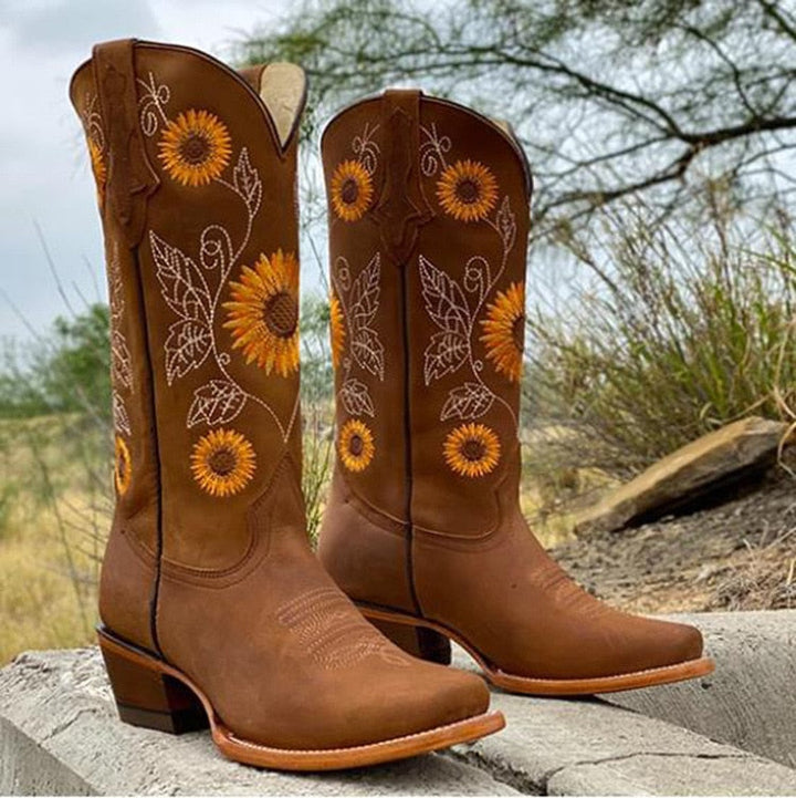 Detaillierte braune Mira Boho-Stiefel mit Sonnenblumenmotiv, ideal für Herbst- und Frühlings-Looks.