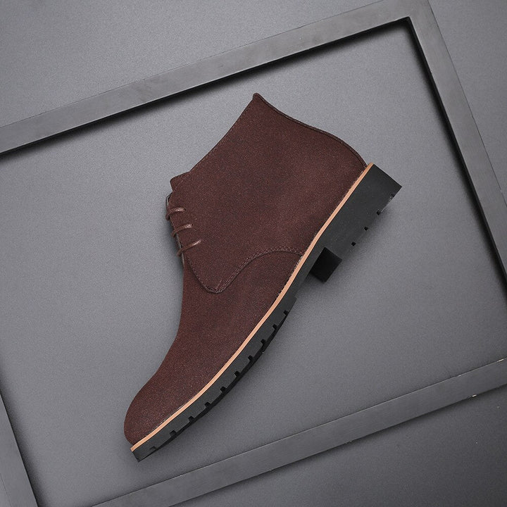 Klassische schwarze Herren Chelsea Stiefeletten. Elegante Slip-on Schuhe, ideal für Herbstmode und Business-Outfits.