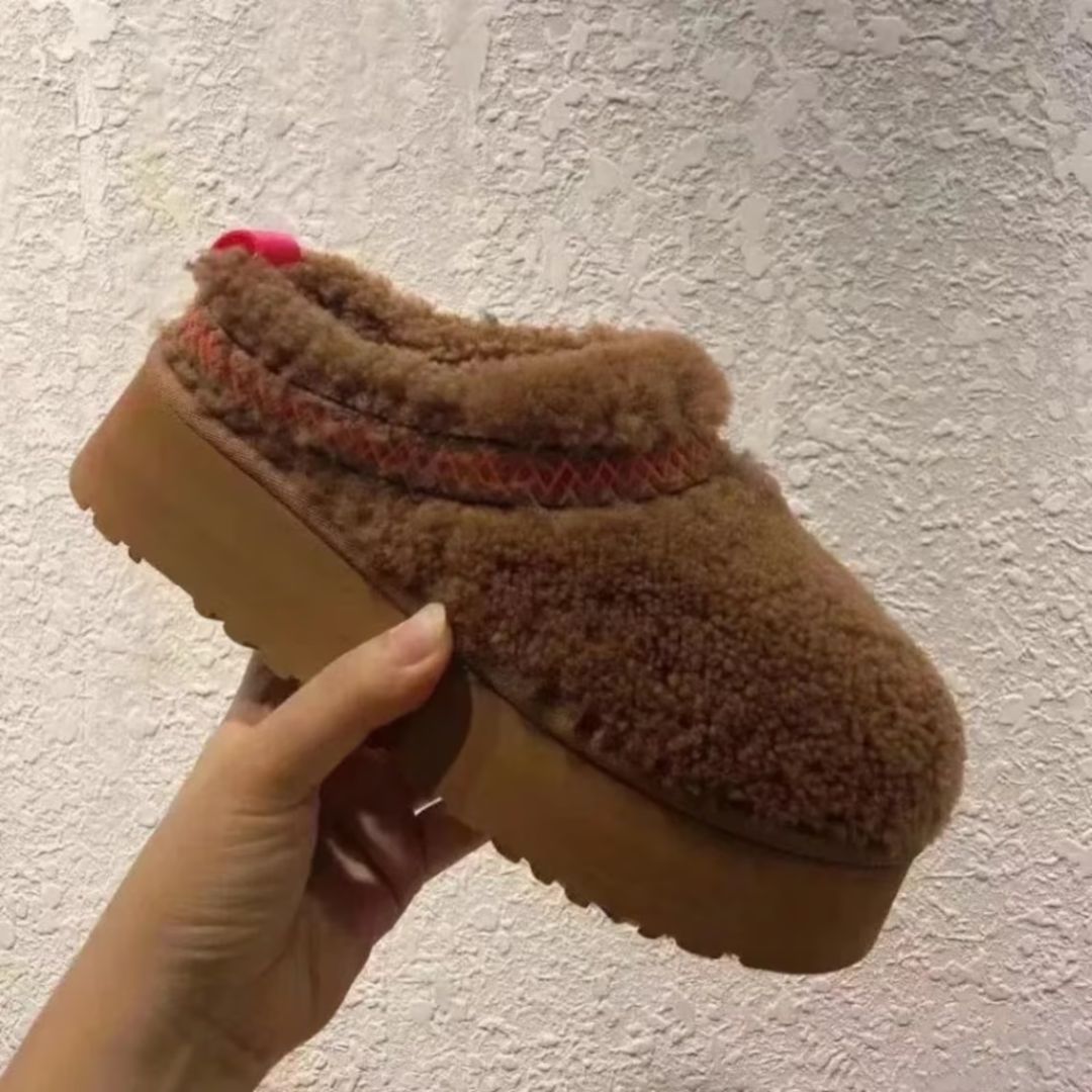 Modische Damen Pantoffeln mit dicker Plateausohle für extra Wärme im Winter. Bequem & rutschfest.
