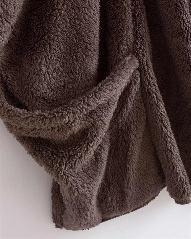 Rückansicht der warmen Damen Oversize Windjacke mit Kapuze. Ideal für den sportlichen Alltagslook.