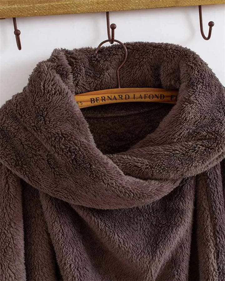 Kuschelige Damen Übergröße Kapuzen-Windjacke. Hält warm und schützt vor Wind an kalten Tagen.