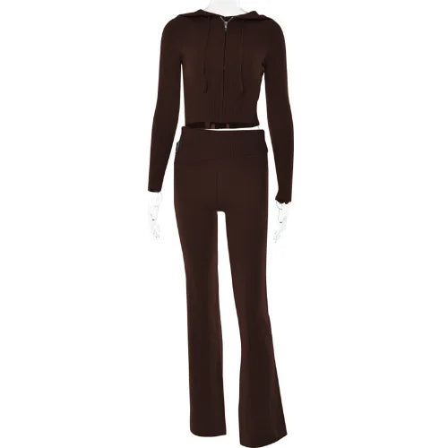 Damen Herbst Anzug: Stilvolles Loungewear Set in Hellgrau, Kapuzenpullover und komfortable Schlaghose.