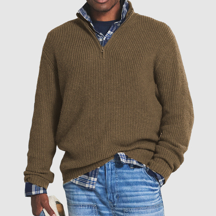 Nahaufnahme des Quarter-Zip-Kragens eines eleganten Herrenpullovers, bequem und modisch.