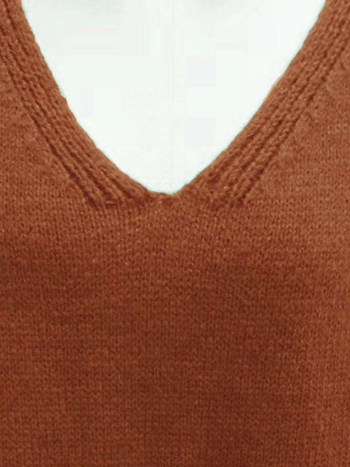Komfortabler Plus Size Damen Pullover mit V-Ausschnitt. Lässiger Look für kurvige Frauen.