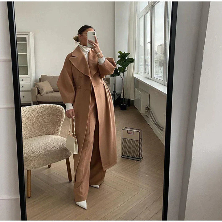 Komfortabler langer Damenmantel, elegant und stilvoll, geeignet für den täglichen Business-Look.