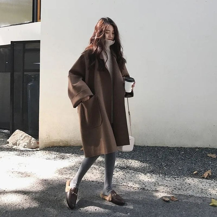 Modischer Unisex Oversized Trenchcoat, locker geschnitten, klassischer Stil für Herbstmode.