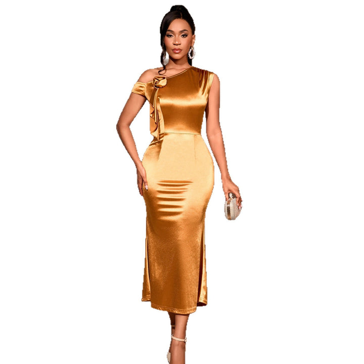 Stilvolles braunes Damen-Rüschenkleid, One-Shoulder-Design, als festliches Cocktailkleid für unvergessliche Anlässe.