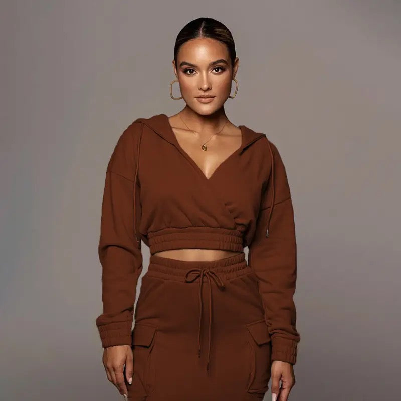 Bequemes Damen Bekleidungs-Set, Hoodie und Rock für entspannte Stunden.