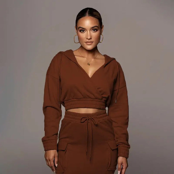 Bequemes Damen Bekleidungs-Set, Hoodie und Rock für entspannte Stunden.