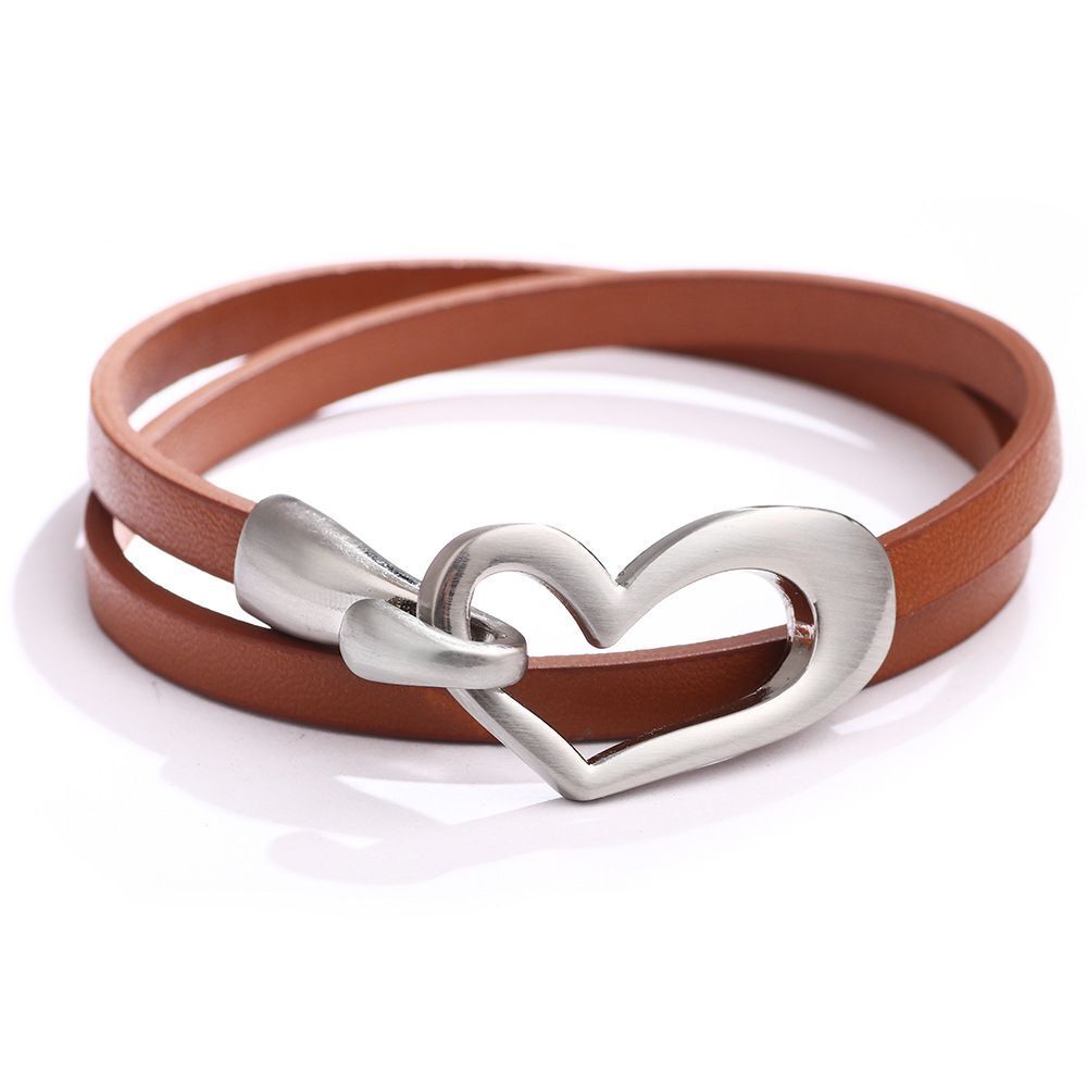 Minimalistisches Wickel-Lederarmband für Damen mit zartem Herz-Anhänger, elegant und modern.