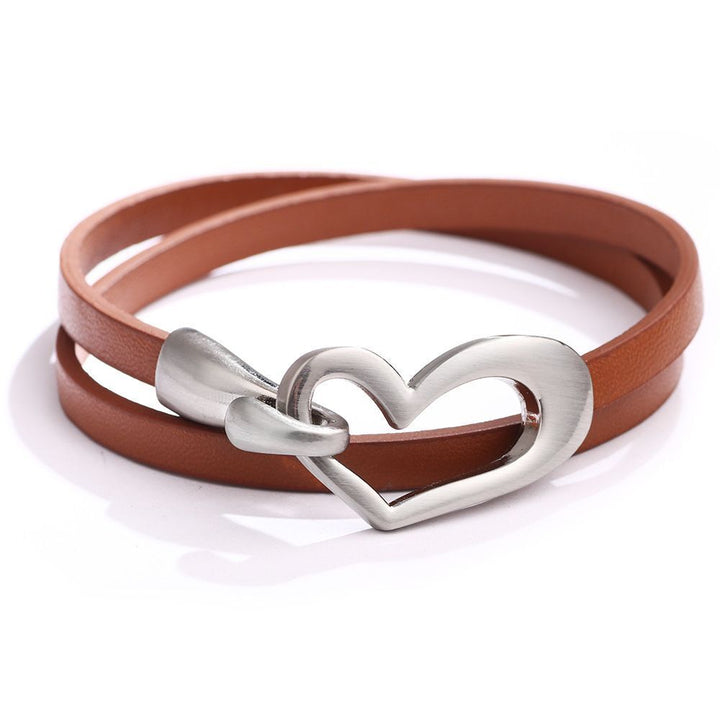 Minimalistisches Wickel-Lederarmband für Damen mit zartem Herz-Anhänger, elegant und modern.