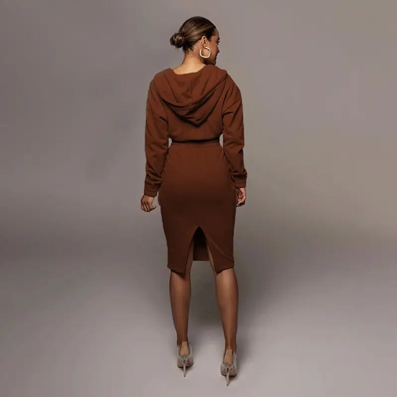 Modernes Damen Hoodie-Rock-Set, perfekt für einen entspannten Frühlingslook.