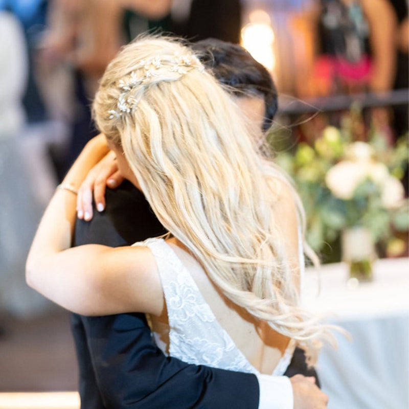 Detailaufnahme des handgemachten Damen Haarbandes mit funkelnden Kristallen und floralem Design, Hochzeitsschmuck.