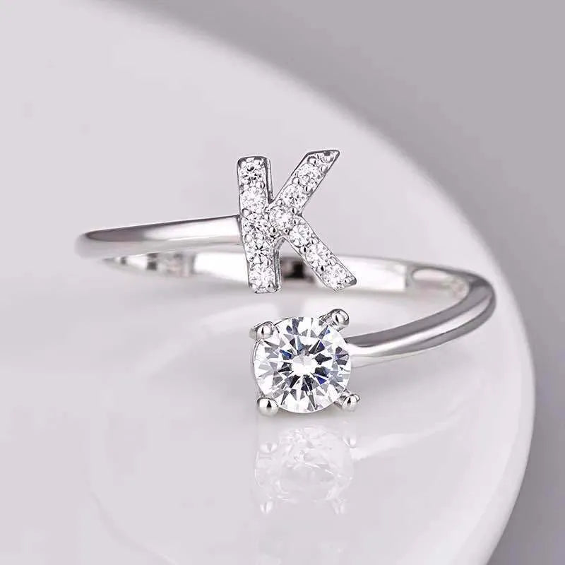 Unisex Alphabet-Strass-Ring in Silber. Verstellbarer personalisierter Buchstabenring für Damen & Herren.