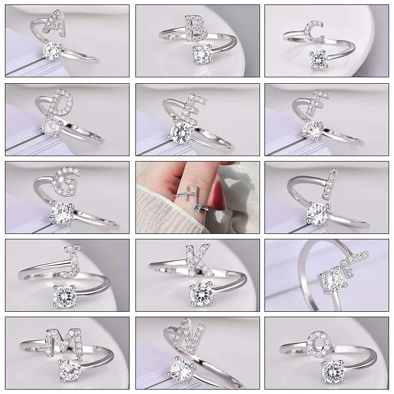 Eleganter Goldring mit Strass-Buchstabe, verstellbar. Stylischer Alphabet-Ring für Damen und Herren.