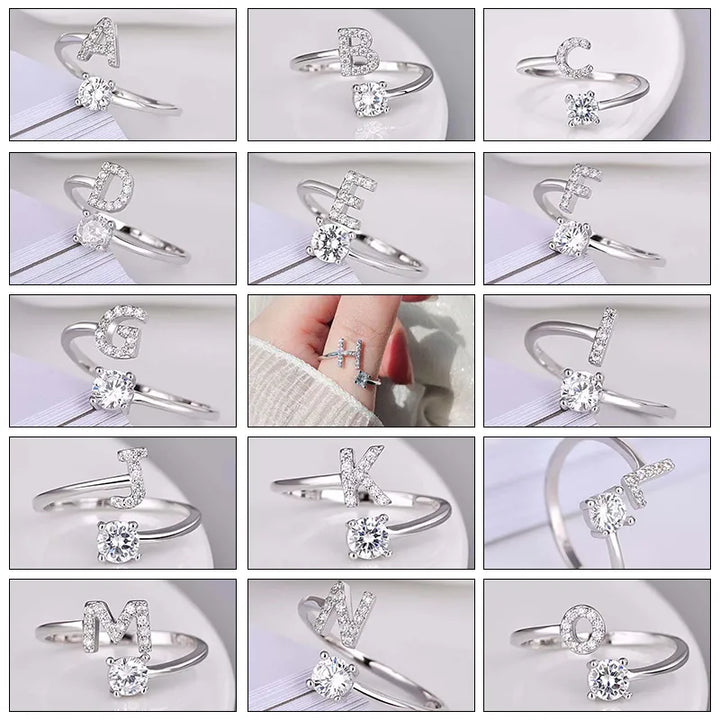Eleganter Goldring mit Strass-Buchstabe, verstellbar. Stylischer Alphabet-Ring für Damen und Herren.
