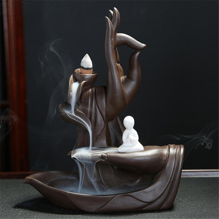 Detailaufnahme der Buddha Hand Skulptur eines Rückfluss Räuchergefäßes, perfekt für Aroma-Wellness.