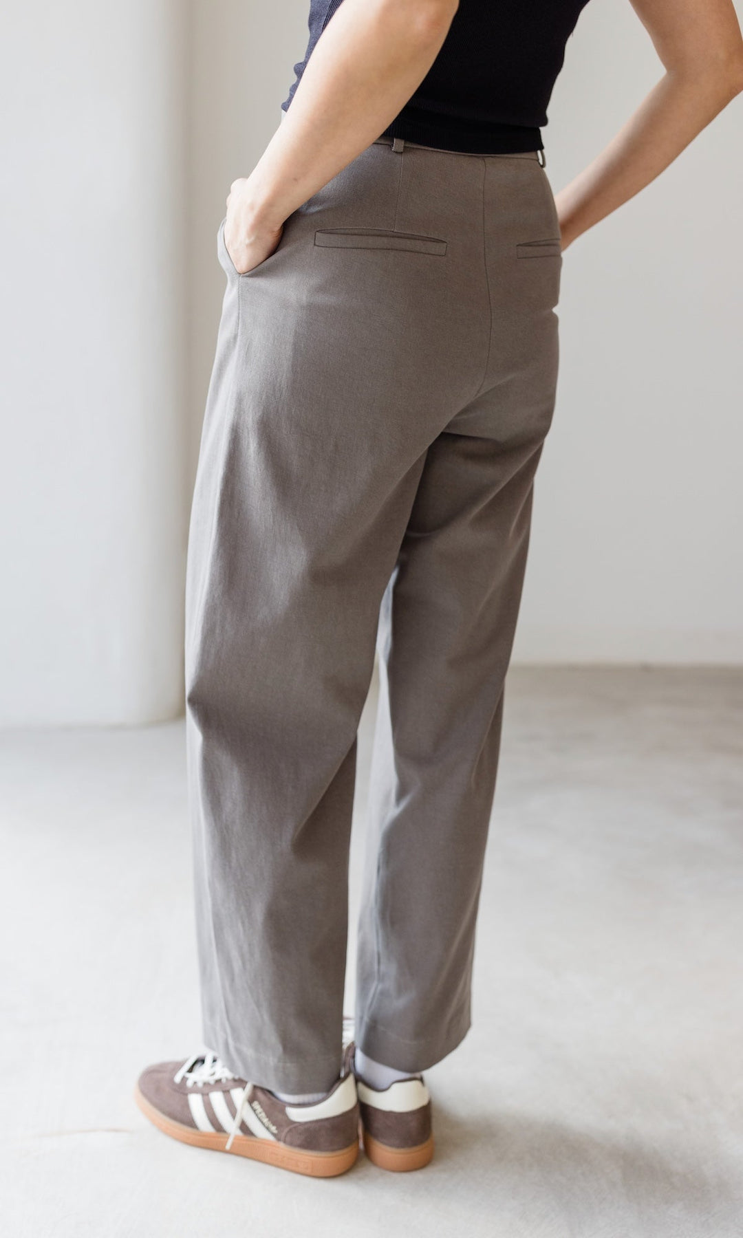 Hochwertige Damen Bundfaltenhose in Mélange-Stoff, stilvoll, pflegeleicht & perfekt für den Alltag.