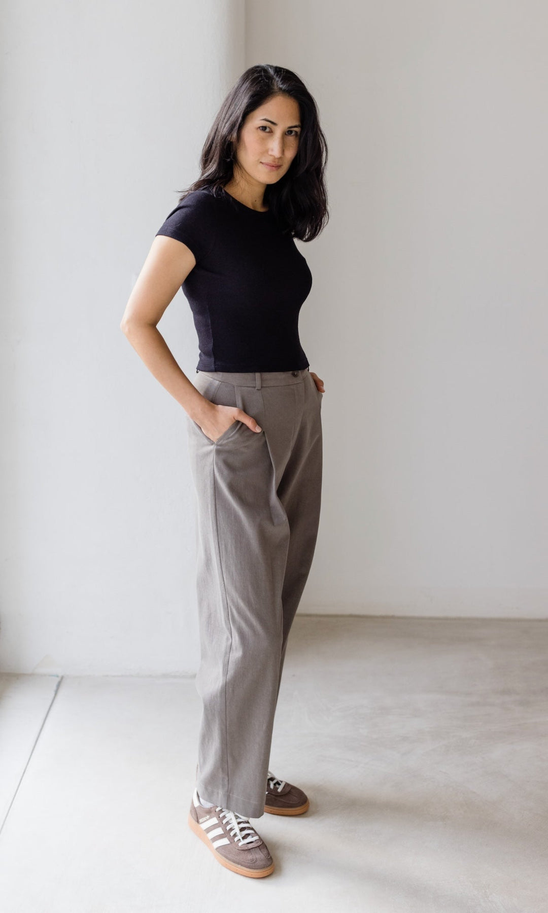 Moderne Damen Businesshose mit Bundfalten, pflegeleichtes Mélange-Material für stilvolle Auftritte.
