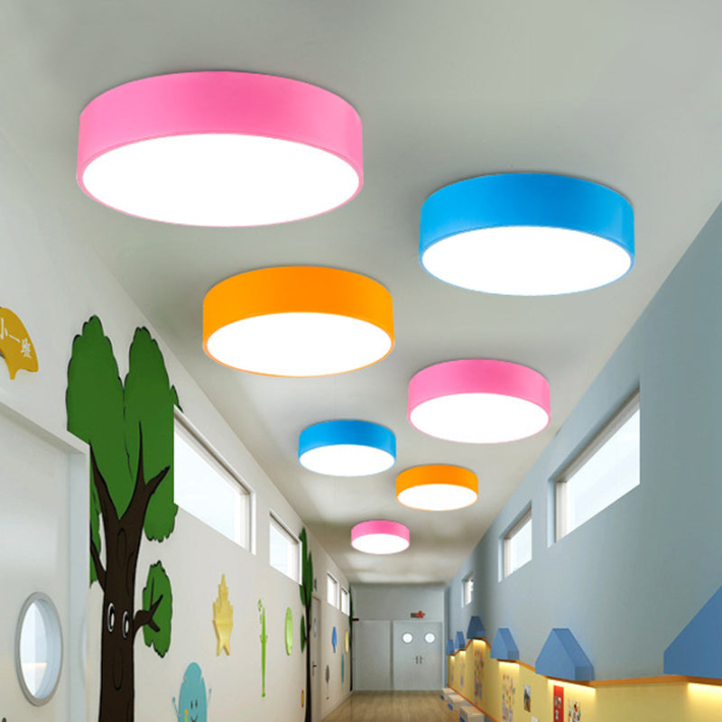Bunte dimmbare LED-Deckenleuchte für Kinderzimmer, fernbedienbar. Ideal als Kinderzimmerlampe oder Schlafzimmer Beleuchtung.
