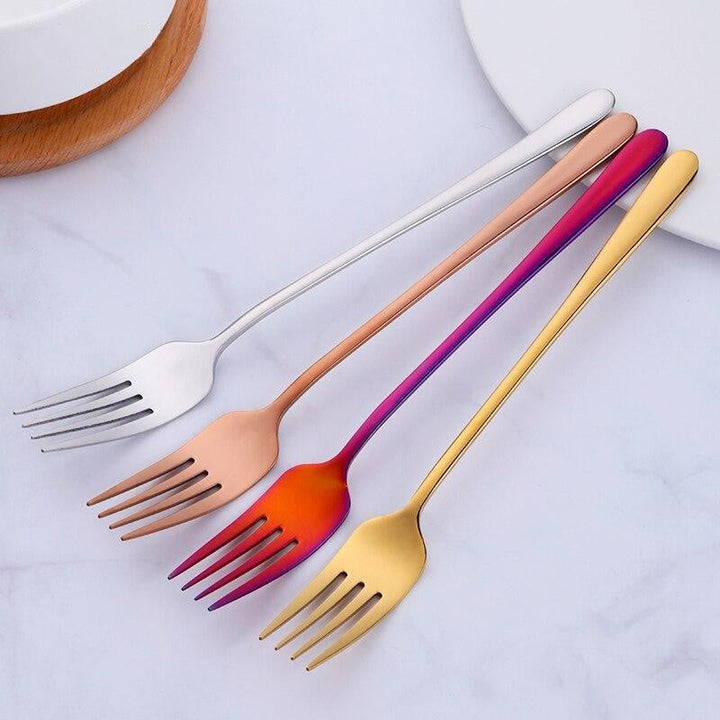 Moderne Essgabel aus farbigem Edelstahl, elegantes Design bereichert jede Tischkultur in Ihrer Küche.