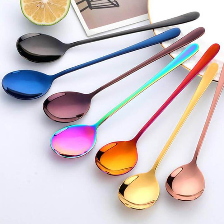 Elegante bunte Cocktail-Löffel aus rostfreiem Edelstahl. Lange Stiele erreichen den Boden hoher Gläser mühelos.