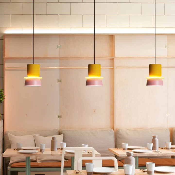 Esszimmerlampe im Macaron-Stil, farbige LED Pendelleuchte, für ein frisches Ambiente.