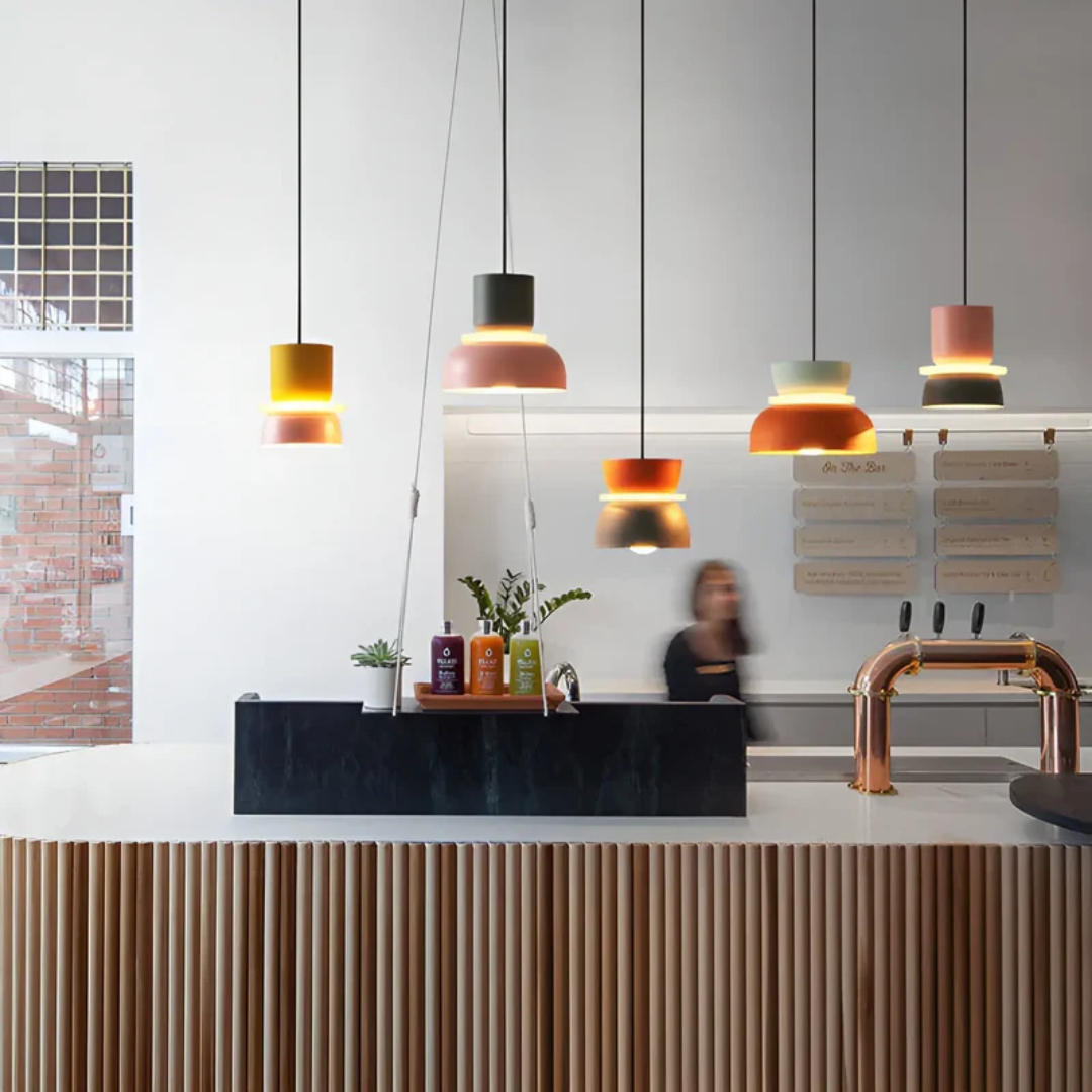 Bunte LED Pendelleuchte, Macaron-Look, moderne Deckenbeleuchtung, attraktives Wohnaccessoire.