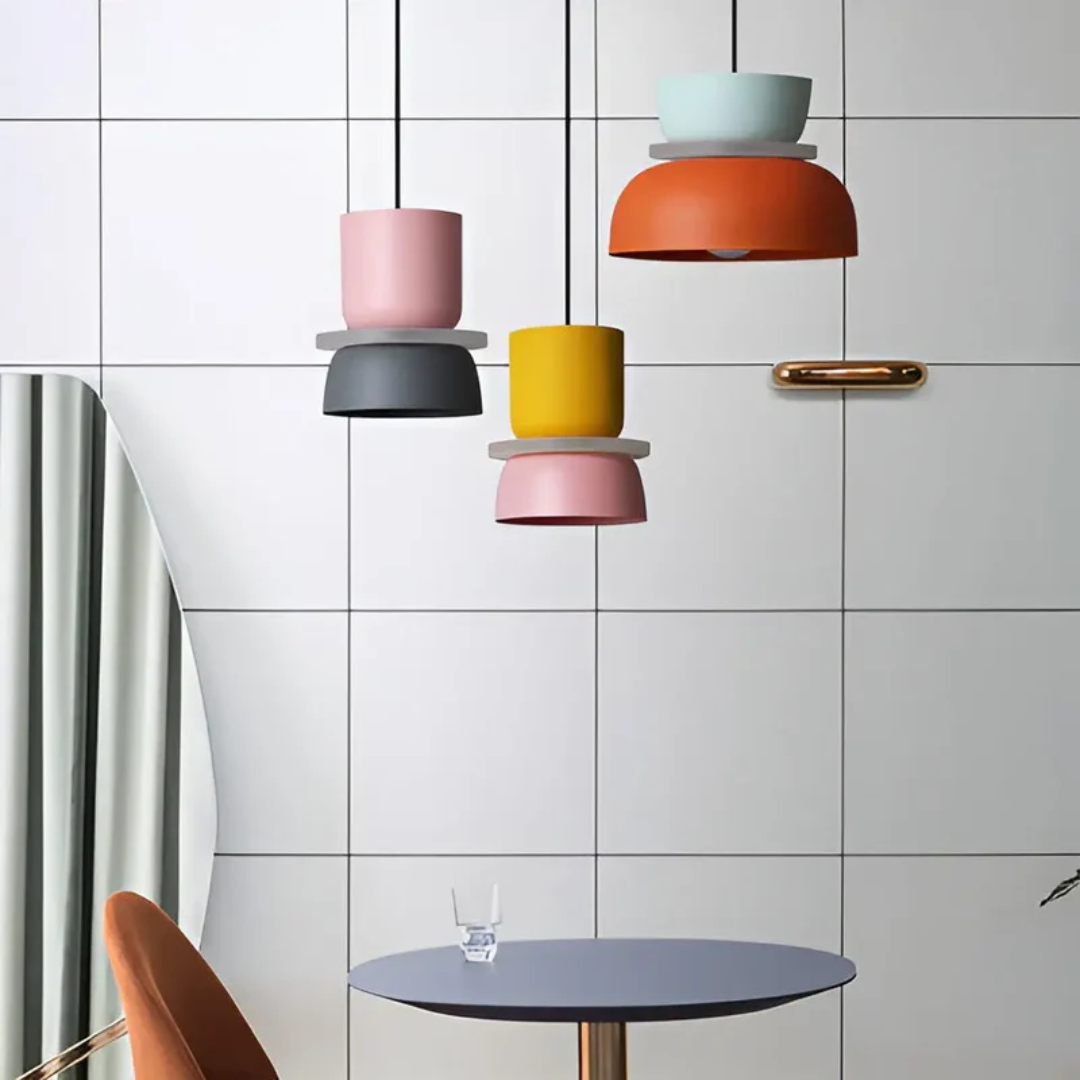 Stilvolle LED Pendelleuchte, Macaron-Stil, farbig, für ein lebendiges Wohnzimmerambiente.
