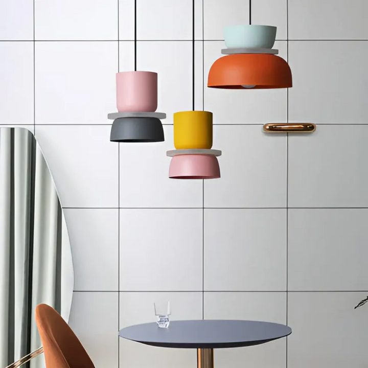 Stilvolle LED Pendelleuchte, Macaron-Stil, farbig, für ein lebendiges Wohnzimmerambiente.