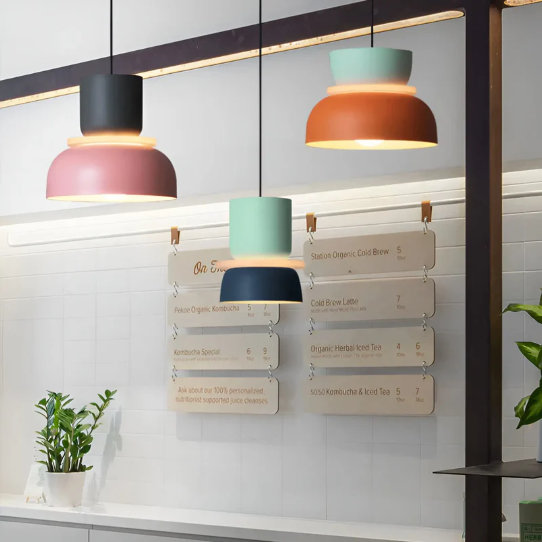 Dekorative LED Pendelleuchte, Macaron-Stil, farbige Akzente, zeitgemäßes Design.