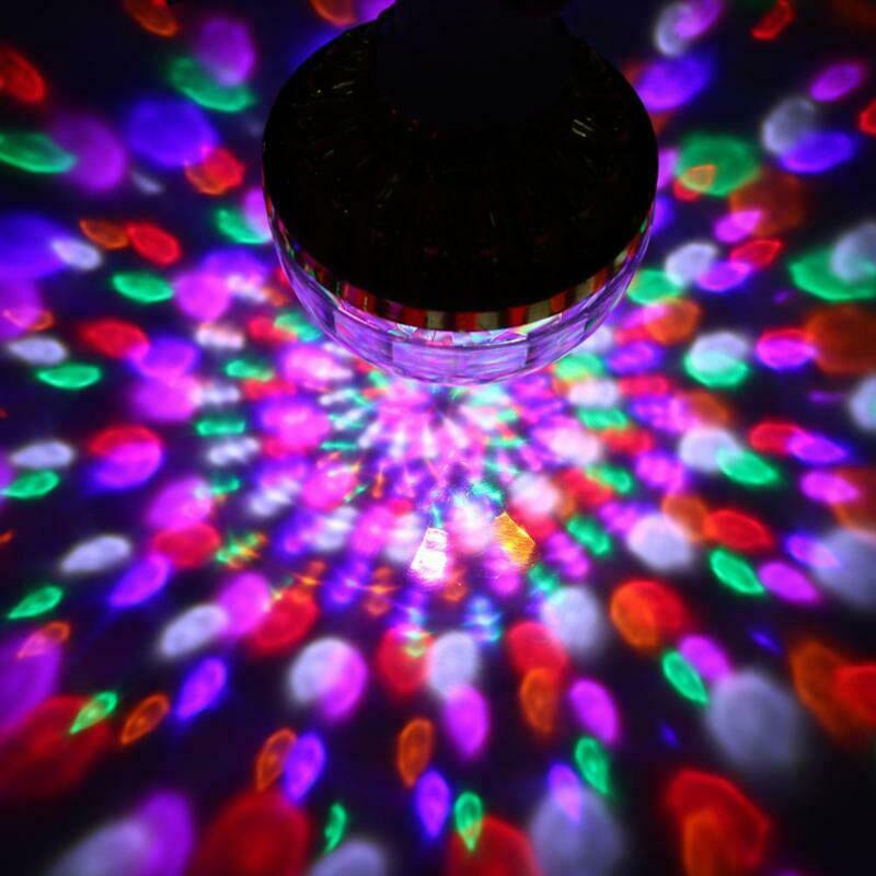 Leuchtende RGB LED Disco Kugel Glühbirne, rotierend, schafft lebendige Party-Atmosphäre.
