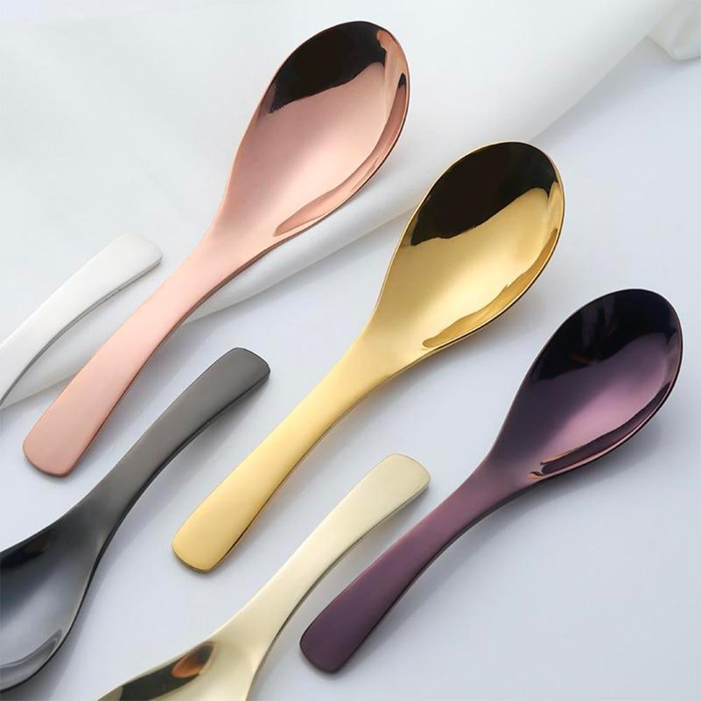 Elegante goldene Suppenkelle aus Edelstahl, perfekt als stilvoller Servierlöffel für Suppen.