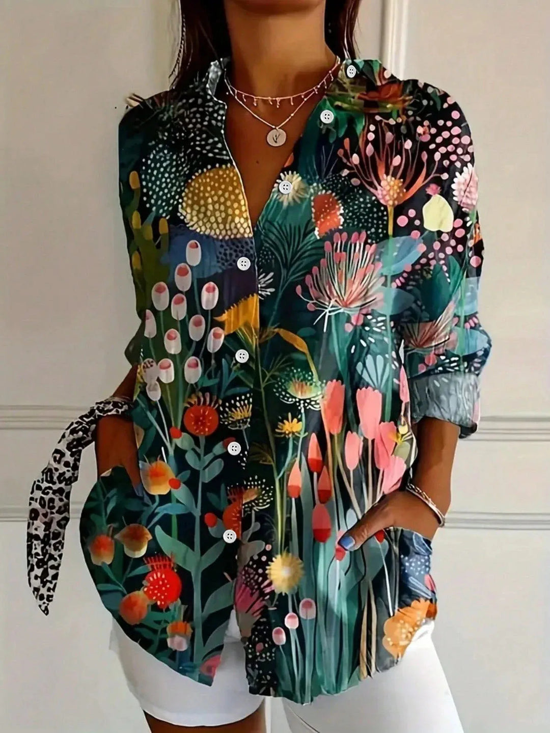 Elegante, bunte Damen-Sommerbluse mit verspieltem Muster; leichtes, luftiges Oberteil für Freizeit & Mode.